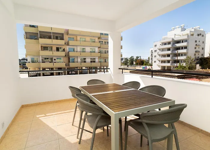 Olivia Mackenzie 2 Bedroom Flat With Pool