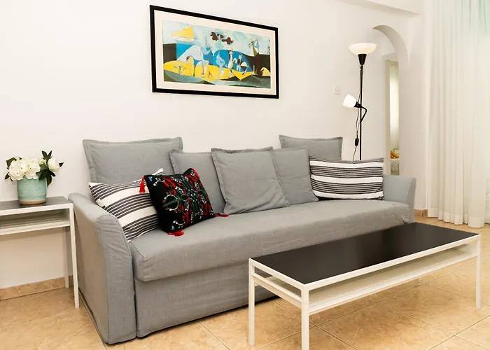 Olivia Mackenzie 2 Bedroom Flat With Pool